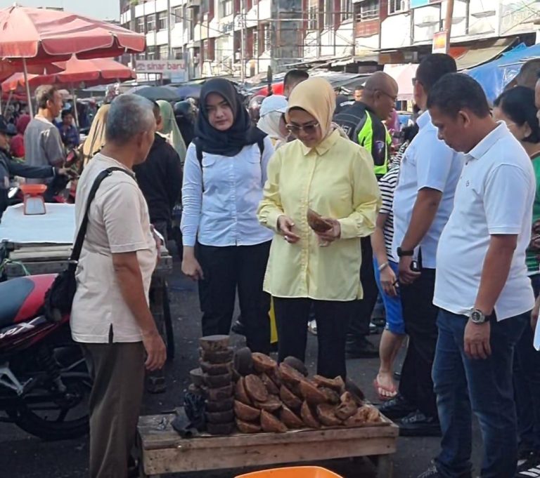 Calon Wakil Gubernur Provinsi Sumatera Selatan, R.A. Anita Noeringhati, berdialog dengan pedangan di Pasar Inpres Kota Lubuklinggau, hari Rabu tanggal 9 Oktober 2024. (foto : SMSI Sumsel)