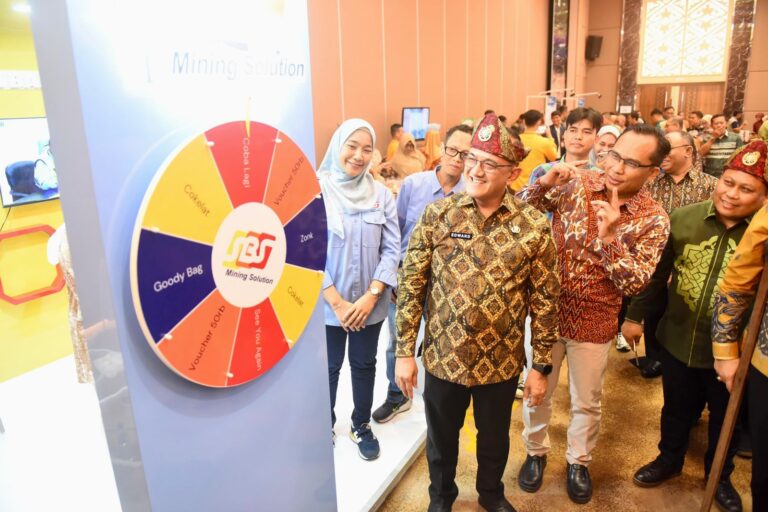 Sekretaris Daerah Provinsi Sumatera Selatan, Edward Candra, menghadiri acara pemberian anugrrah Siddhakarya kepada 6 Perusahaan dan 4 UMKM, pada hari Kamis, tanggal 10 Oktober 2024, di Golden Sriwijaya Palembang. (foto : Humas Pemprov Sumsel)