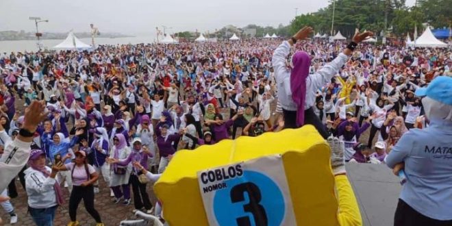 Suasana Senam Massal dan Deklarasi Relawan Ungu di pelataran Benteng Kuto Besak (BKB) Palembang, hari Sabtu, tanggal 12 Oktober 2024. (foto : Angga Putra)