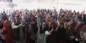 Calon Bupati Kabupaten Musi Banyuasin Periode 2025-2030 Nomor Urut 1, Hj. Lucianty, bersama Petani Karet dan Sawit di Desa Bukit Selabu, Kecamatan Batang Hari Leko, hari Sabtu, tanggal 12 Oktober 2024. (foto : Eka Sahputra)