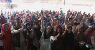 Calon Bupati Kabupaten Musi Banyuasin Periode 2025-2030 Nomor Urut 1, Hj. Lucianty, bersama Petani Karet dan Sawit di Desa Bukit Selabu, Kecamatan Batang Hari Leko, hari Sabtu, tanggal 12 Oktober 2024. (foto : Eka Sahputra)