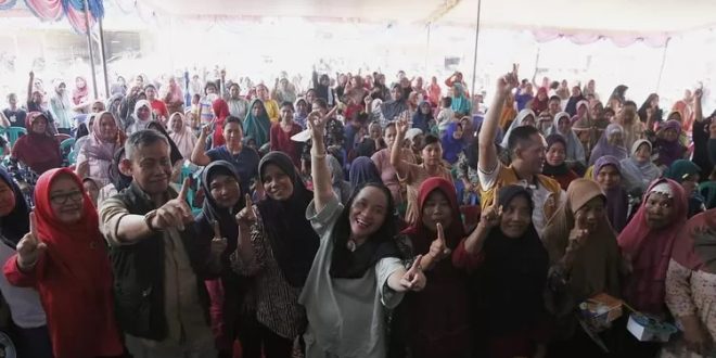 Calon Bupati Kabupaten Musi Banyuasin Periode 2025-2030 Nomor Urut 1, Hj. Lucianty, bersama Petani Karet dan Sawit di Desa Bukit Selabu, Kecamatan Batang Hari Leko, hari Sabtu, tanggal 12 Oktober 2024. (foto : Eka Sahputra)