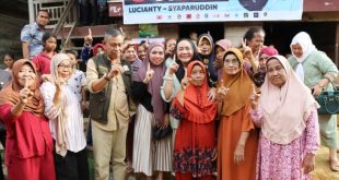 Calon Bupati dan Wakil Bupati Kabupaten Musi Banyuasin Nomor Urut 1, Hj. Lucianty dan H. Syaparuddin, foto bersama dengan warga. (BekisarMedia.id/Eka)