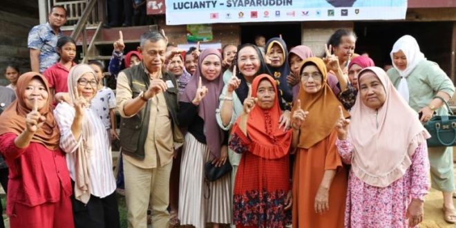 Calon Bupati dan Wakil Bupati Kabupaten Musi Banyuasin Nomor Urut 1, Hj. Lucianty dan H. Syaparuddin, foto bersama dengan warga. (BekisarMedia.id/Eka)