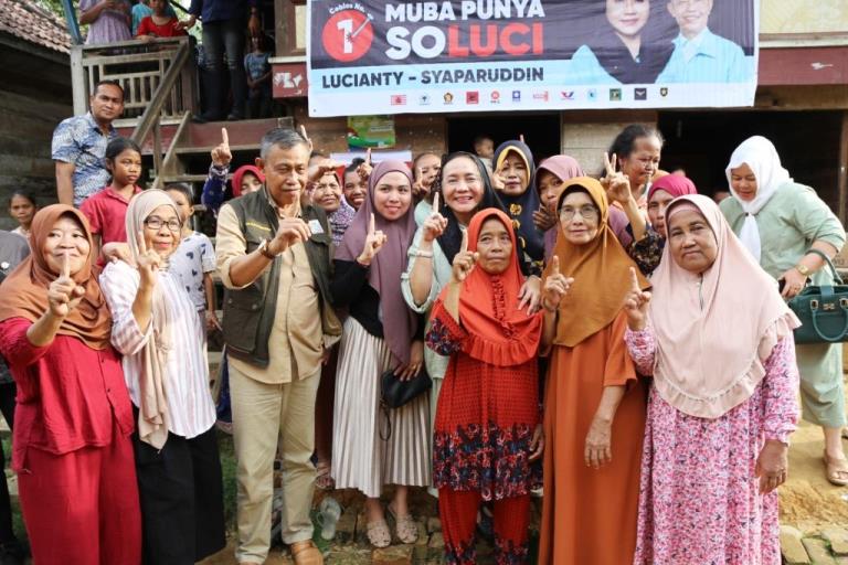 Calon Bupati dan Wakil Bupati Kabupaten Musi Banyuasin Nomor Urut 1, Hj. Lucianty dan H. Syaparuddin, foto bersama dengan warga. (BekisarMedia.id/Eka)