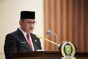 Sekretaris Daerah (Sekda) Provinsi Sumatera Selatan (Sumsel), Edward Candra, membacakan jawaban Penjabat (Pj.) Gubernur Sumsel, Elen Setiadi, terhadap Pandangan Umum Fraksi-Fraksi di Dewan Perwakilan Rakyat Daerah (DPRD) Sumsel terhadap Rancangan Peraturan Raerah (Raperda) Perubahan Anggaran Pendapatan dan Belanja Daerah (APBD) Sumsel Tahun Anggaran (TA) 2025. (foto : Humas DPRD Sumsel)