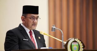 Sekretaris Daerah (Sekda) Provinsi Sumatera Selatan (Sumsel), Edward Candra, membacakan jawaban Penjabat (Pj.) Gubernur Sumsel, Elen Setiadi, terhadap Pandangan Umum Fraksi-Fraksi di Dewan Perwakilan Rakyat Daerah (DPRD) Sumsel terhadap Rancangan Peraturan Raerah (Raperda) Perubahan Anggaran Pendapatan dan Belanja Daerah (APBD) Sumsel Tahun Anggaran (TA) 2025. (foto : Humas DPRD Sumsel)