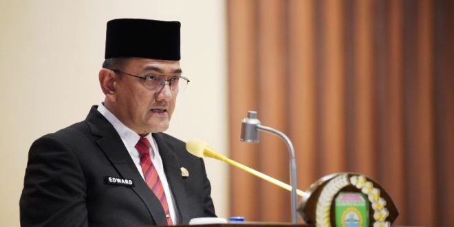 Sekretaris Daerah (Sekda) Provinsi Sumatera Selatan (Sumsel), Edward Candra, membacakan jawaban Penjabat (Pj.) Gubernur Sumsel, Elen Setiadi, terhadap Pandangan Umum Fraksi-Fraksi di Dewan Perwakilan Rakyat Daerah (DPRD) Sumsel terhadap Rancangan Peraturan Raerah (Raperda) Perubahan Anggaran Pendapatan dan Belanja Daerah (APBD) Sumsel Tahun Anggaran (TA) 2025. (foto : Humas DPRD Sumsel)