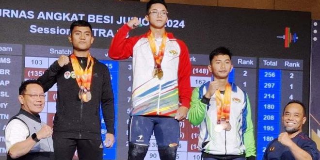 Atlet Angkat Besi Asal Provinsi Sumatera Selatan, Bima Kelana, mendapatkan Medali Perak pada Kejuaraan Nasional Angkat Besi Junior Tahun 2024 di Surabaya. (foto : Sutris)