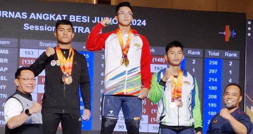 Atlet Angkat Besi Asal Provinsi Sumatera Selatan, Bima Kelana, mendapatkan Medali Perak pada Kejuaraan Nasional Angkat Besi Junior Tahun 2024 di Surabaya. (foto : Sutris)