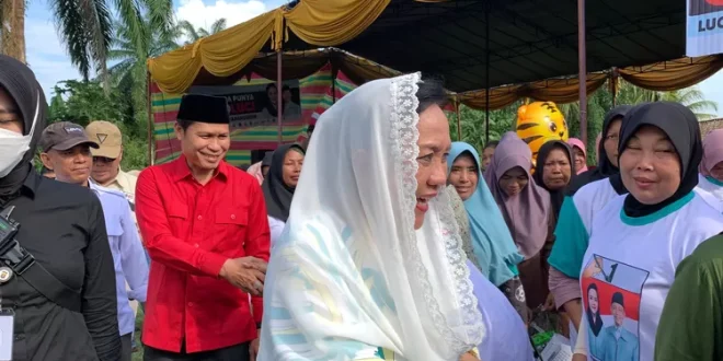 Calon Bupati Kabupaten Musi Banyuasin (Muba) Nomor Urut 1, Hj. Lucianty, menggelar kampanye dialogis di Desa Tanjung Agung Barat, Kecamatan Lais, pada hari Selasa siang, tanggal 20 Oktober 2024. (BekisarMedia.id/Eka Sahputra)