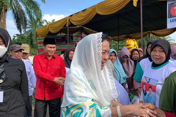 Calon Bupati Kabupaten Musi Banyuasin (Muba) Nomor Urut 1, Hj. Lucianty, menggelar kampanye dialogis di Desa Tanjung Agung Barat, Kecamatan Lais, pada hari Selasa siang, tanggal 20 Oktober 2024. (BekisarMedia.id/Eka Sahputra)