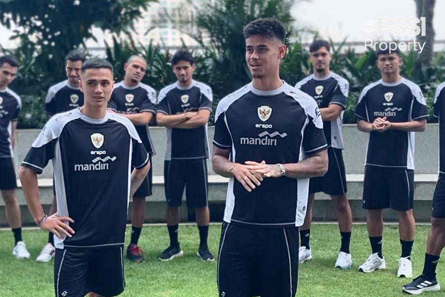 Mees Hilgers dan Eliano Reijnders saat menjalani latihan bersama pemain Timnas Indonesia yang lainnya. (foto : pssi.org)