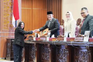 Juru Bicara Fraksi Partai Amanat Nasional, Nyimas Sarah Halim, menyerahkan Pandangan Umum terhadap Rancangan Peraturan Daerah (Raperda) Pertanggungjawaban Pelaksanaan Anggaran Pendapatan dan Belanja Daerah (APBD) Sumsel Tahun Anggaran 2025. (foto : Humas DPRD Sumsel)
