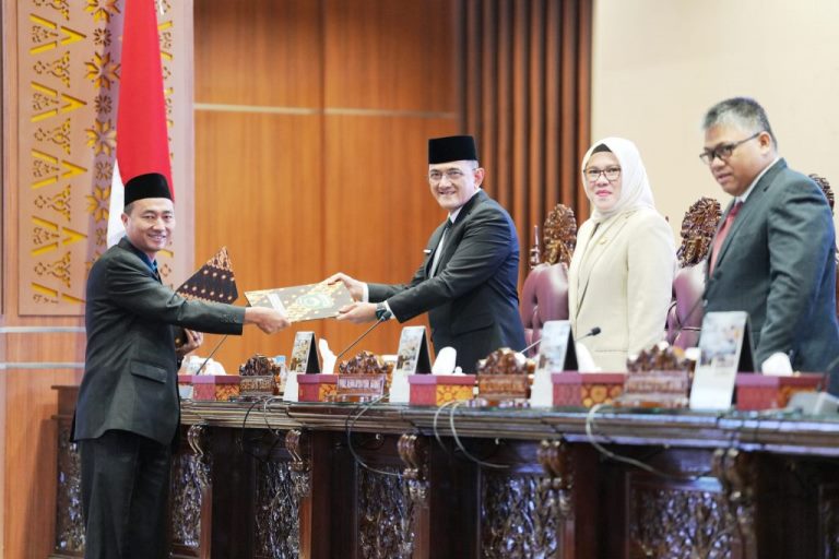 Juru Bicara Fraksi Hati Nurani Rakyat Persatuan Indonesia, Pipa Sardi, menyerahkan Pandangan Umum terhadap Rancangan Peraturan Daerah (Raperda) Pertanggungjawaban Pelaksanaan Anggaran Pendapatan dan Belanja Daerah (APBD) Sumsel Tahun Anggaran 2025. (foto : Humas DPRD Sumsel)