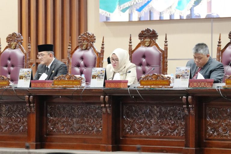 Pimpinan Rapat Paripurna LC (90) di Ruang Rapat Paripurna DPRD Sumsel yang beralamat di Jalan POM IX Kota Palembang, hari Rabu, tanggal 4 September 2024, dengan agendan Pandangan Umum terhadap Rancangan Peraturan Daerah (Raperda) Pertanggungjawaban Pelaksanaan Anggaran Pendapatan dan Belanja Daerah (APBD) Sumsel Tahun Anggaran 2025. (foto : Humas DPRD Sumsel)