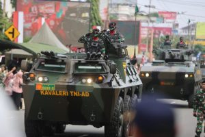 Parade Pasukan TNI pada upacara parade, defile, dan syukuran Hari Ulang Tahun (HUT) ke 79 Tentara Nasional Indonesia (TNI) tahun 2024, di Kodam II/Sriwijaya, pada hari Sabtu pagi, tanggal 5 Oktober 2024. (BekisarMedia.id/Angga)