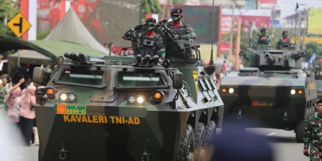 Parade Pasukan TNI pada upacara parade, defile, dan syukuran Hari Ulang Tahun (HUT) ke 79 Tentara Nasional Indonesia (TNI) tahun 2024, di Kodam II/Sriwijaya, pada hari Sabtu pagi, tanggal 5 Oktober 2024. (BekisarMedia.id/Angga)
