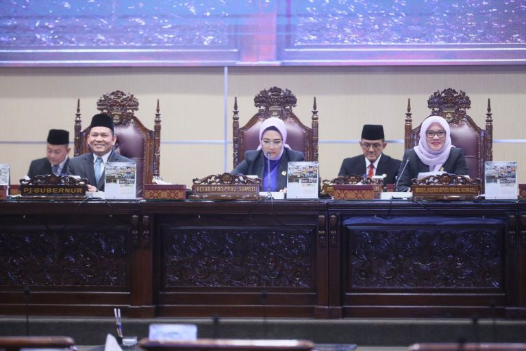 Penjabat (Pj.) Gubernur Provinsi Sumatera Selatan (Sumsel), Elen Setiadi, menghadiri Rapat Paripurna XC (90) Dewan Perwakilan Rakyat Daerah (DPRD) Sumsel dengan agenda Penyampaian Pendapat Akhir Penjabat Gubernur Sumsel Terhadap Rancangan Peraturan Daerah (Raperda) Tentang APBD Provinsi Sumsel Tahun Anggaran (TA) 2025, di Ruang Rapat Paripurna DPRD Sumsel, Jalan POM IX, Kota Palembang, hari Jum'at, tanggal 13 September 2024. (foto : Humas DPRD Sumsel)