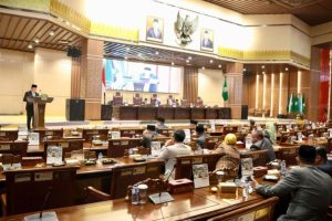 Penjabat (Pj.) Gubernur Provinsi Sumatera Selatan (Sumsel), Elen Setiadi, menghadiri Rapat Paripurna XC (90) Dewan Perwakilan Rakyat Daerah (DPRD) Sumsel dengan agenda Penyampaian Pendapat Akhir Penjabat Gubernur Sumsel Terhadap Rancangan Peraturan Daerah (Raperda) Tentang APBD Provinsi Sumsel Tahun Anggaran (TA) 2025, di Ruang Rapat Paripurna DPRD Sumsel, Jalan POM IX, Kota Palembang, hari Jum'at, tanggal 13 September 2024. (foto : Humas DPRD Sumsel)
