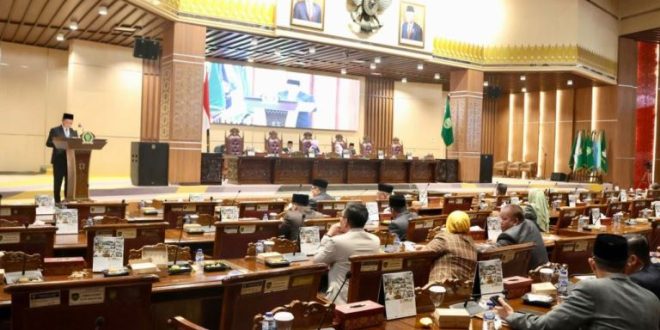 Penjabat (Pj.) Gubernur Provinsi Sumatera Selatan (Sumsel), Elen Setiadi, menghadiri Rapat Paripurna XC (90) Dewan Perwakilan Rakyat Daerah (DPRD) Sumsel dengan agenda Penyampaian Pendapat Akhir Penjabat Gubernur Sumsel Terhadap Rancangan Peraturan Daerah (Raperda) Tentang APBD Provinsi Sumsel Tahun Anggaran (TA) 2025, di Ruang Rapat Paripurna DPRD Sumsel, Jalan POM IX, Kota Palembang, hari Jum'at, tanggal 13 September 2024. (foto : Humas DPRD Sumsel)