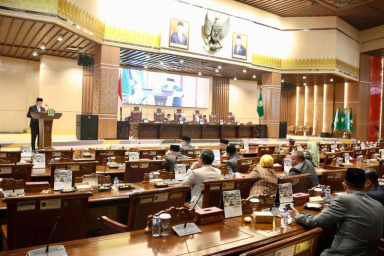 Penjabat (Pj.) Gubernur Provinsi Sumatera Selatan (Sumsel), Elen Setiadi, menghadiri Rapat Paripurna XC (90) Dewan Perwakilan Rakyat Daerah (DPRD) Sumsel dengan agenda Penyampaian Pendapat Akhir Penjabat Gubernur Sumsel Terhadap Rancangan Peraturan Daerah (Raperda) Tentang APBD Provinsi Sumsel Tahun Anggaran (TA) 2025, di Ruang Rapat Paripurna DPRD Sumsel, Jalan POM IX, Kota Palembang, hari Jum'at, tanggal 13 September 2024. (foto : Humas DPRD Sumsel)