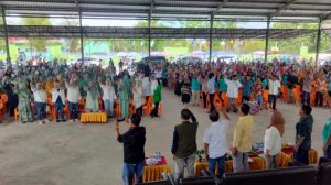 Pasangan Calon (Paslon) Bupati dan Wakil Bupati Kabupaten Musi Banyuasin (Muba), Hj. Lucianty dan H. Syaparuddin, menggelar kampanye dialogis dengan ratusan warga di Gedung Desa Muara Teladan, Kecamatan Sekayu, pada hari Selasa siang, tanggal 1 Oktober 2024. (BekisarMedia.id/Eka Sahputra)