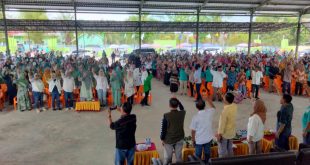 Pasangan Calon (Paslon) Bupati dan Wakil Bupati Kabupaten Musi Banyuasin (Muba), Hj. Lucianty dan H. Syaparuddin, menggelar kampanye dialogis dengan ratusan warga di Gedung Desa Muara Teladan, Kecamatan Sekayu, pada hari Selasa siang, tanggal 1 Oktober 2024. (BekisarMedia.id/Eka Sahputra)