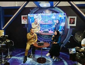 Sekretaris DPRD Kabupaten Muba, Marko Susanto, di Stand Dinas Komunikasi dan Informatika (Dinkominfo) Kabupaten Muba pada acara podcast yang digelar di Muba Expo, hari Selasa tanggal 01 Oktober 2024. (BekisarMedia.id/Eka Sahputra)