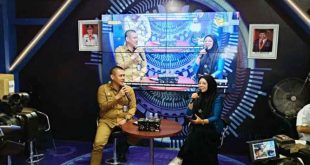 Sekretaris DPRD Kabupaten Muba, Marko Susanto, di Stand Dinas Komunikasi dan Informatika (Dinkominfo) Kabupaten Muba pada acara podcast yang digelar di Muba Expo, hari Selasa tanggal 01 Oktober 2024. (BekisarMedia.id/Eka Sahputra)