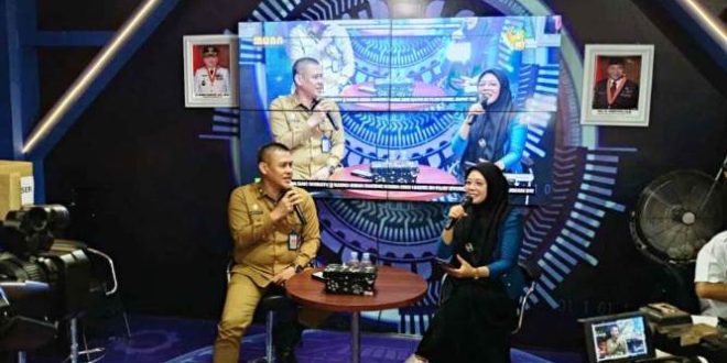 Sekretaris DPRD Kabupaten Muba, Marko Susanto, di Stand Dinas Komunikasi dan Informatika (Dinkominfo) Kabupaten Muba pada acara podcast yang digelar di Muba Expo, hari Selasa tanggal 01 Oktober 2024. (BekisarMedia.id/Eka Sahputra)