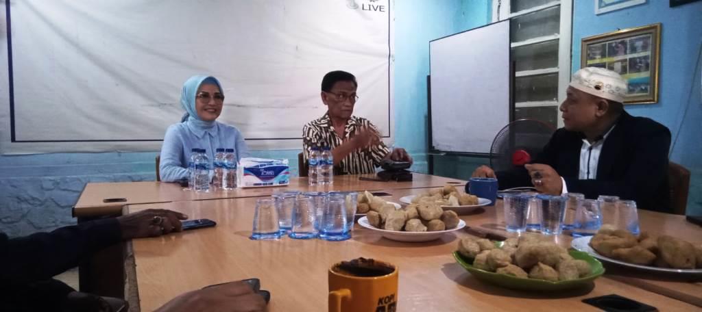 Calon Wakil Gubernur (Cawagub) Provinsi Sumatera Selatan (Sumsel), R.A. Anita noeringhati, melakukan kunjungan ke kantor Persatuan Wartawan Indonesia (PWI) Sumsel yang beralamat di Jalan Supeno No. 11, Kota Palembang, hari Selasa, tanggal 1 Oktober 2024. (BekisarMedia.id/Oyong)