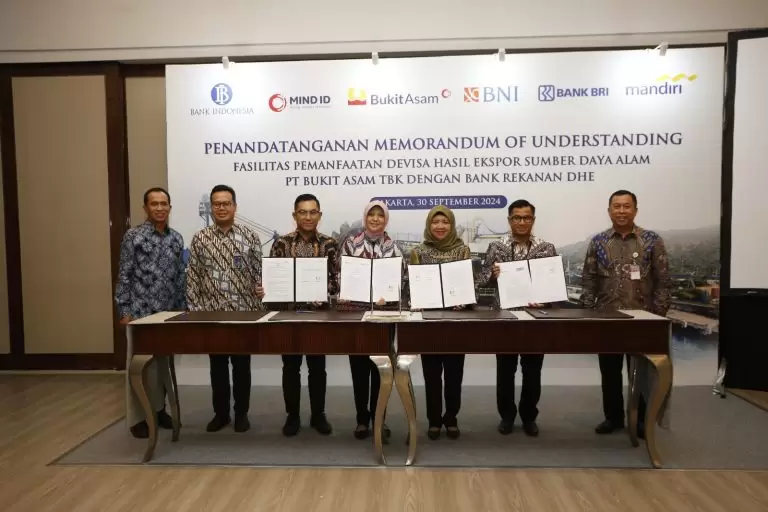 PT. Bukit Asam Tbk (PTBA) melakukan penandatanganan Nota Kesepahaman (Memorandum of Understanding/MoU) Fasilitas Pemanfaatan Devisa Hasil Ekspor Sumber Daya Alam (DHE SDA) dengan 3 bank rekanan, yaitu PT. Bank Negara Indonesia (Persero) Tbk (BNI), PT. Bank Rakyat Indonesia (Persero) Tbk (BRI), dan PT. Bank Mandiri (Persero) Tbk. (foto : Humas PT. Bukit Asam)