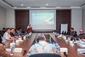 Sekretaris Daerah (Sekda) Kabupaten Muba, H. Apriyadi Mahmud, saat Rapat Koordinasi Lanjutan Terkait Pembahasan Penyelesaian Masalah Jembatan (P6) Kecamatan Lalan di Jakarta, pada hari Rabu, tanggal 2 Oktober 2024. (foto : Dinkominfo Muba)