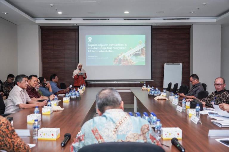 Sekretaris Daerah (Sekda) Kabupaten Muba, H. Apriyadi Mahmud, saat Rapat Koordinasi Lanjutan Terkait Pembahasan Penyelesaian Masalah Jembatan (P6) Kecamatan Lalan di Jakarta, pada hari Rabu, tanggal 2 Oktober 2024. (foto : Dinkominfo Muba)