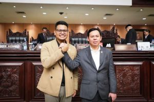 Abcandra Muhammad Akbar Supratman bersama Ketua Dewan Perwakilan Daerah Republik Indonesia, Sultan B. Najamudin. (foto : Biro Pemberitaan dan Media DPD Republik Indonesia)