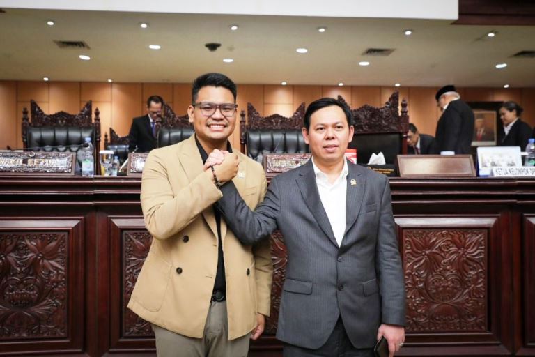 Abcandra Muhammad Akbar Supratman bersama Ketua Dewan Perwakilan Daerah Republik Indonesia, Sultan B. Najamudin. (foto : Biro Pemberitaan dan Media DPD Republik Indonesia)