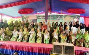 Calon Bupati (Cabup) Kabupaten Musi Banyuasin (Muba), Hj. Lucianty, menghadiri pengajian akbar dalam rangka peringatan Maulid Nabi Muhammad SAW tahun 1.446 Hijriah dan pengukuhan Pimpinan Anak Ranting (PAC) Muslimat Nadhlatul Ulama (NU) Kecamatan Sungai Keruh, pada hari Minggu siang, tanggal 6 Oktober 2024. (BekisarMedia.id/Eka Sahputra)