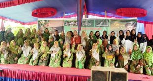 Calon Bupati (Cabup) Kabupaten Musi Banyuasin (Muba), Hj. Lucianty, menghadiri pengajian akbar dalam rangka peringatan Maulid Nabi Muhammad SAW tahun 1.446 Hijriah dan pengukuhan Pimpinan Anak Ranting (PAC) Muslimat Nadhlatul Ulama (NU) Kecamatan Sungai Keruh, pada hari Minggu siang, tanggal 6 Oktober 2024. (BekisarMedia.id/Eka Sahputra)