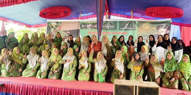 Calon Bupati (Cabup) Kabupaten Musi Banyuasin (Muba), Hj. Lucianty, menghadiri pengajian akbar dalam rangka peringatan Maulid Nabi Muhammad SAW tahun 1.446 Hijriah dan pengukuhan Pimpinan Anak Ranting (PAC) Muslimat Nadhlatul Ulama (NU) Kecamatan Sungai Keruh, pada hari Minggu siang, tanggal 6 Oktober 2024. (BekisarMedia.id/Eka Sahputra)