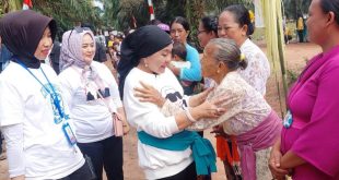 Hj. Lucianty, Calon Bupati Kabupaten Musi Banyuasin Nomor Urut 1, melakukan silaturahmi dengan masyarakat Desa Galih Sari, Kecamatan Lalan, hari Selasa tanggal 8 Oktober 2024. (BekisarMedia.id/Eka Sahputra)