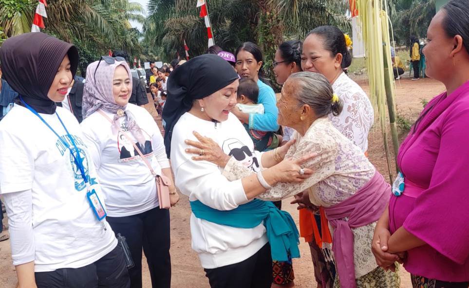 Hj. Lucianty, Calon Bupati Kabupaten Musi Banyuasin Nomor Urut 1, melakukan silaturahmi dengan masyarakat Desa Galih Sari, Kecamatan Lalan, hari Selasa tanggal 8 Oktober 2024. (BekisarMedia.id/Eka Sahputra)