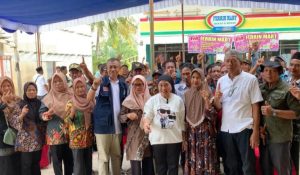 Calon Bupati (Cabup) dan Calon Wakil Bupati (Cawabup) Kabupaten Musi Banyuasin (Muba) Nomor Urut 1, Hj. Lucianty dan H. Syaparuddin, di kediaman Tokoh Masyarakat Kecamatan Lalan, Haji Sukri, di Primer 8 Desa Karang Makmur. (bekisarmedia.id/eka sahputra)
