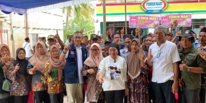 Calon Bupati (Cabup) dan Calon Wakil Bupati (Cawabup) Kabupaten Musi Banyuasin (Muba) Nomor Urut 1, Hj. Lucianty dan H. Syaparuddin, di kediaman Tokoh Masyarakat Kecamatan Lalan, Haji Sukri, di Primer 8 Desa Karang Makmur. (bekisarmedia.id/eka sahputra)