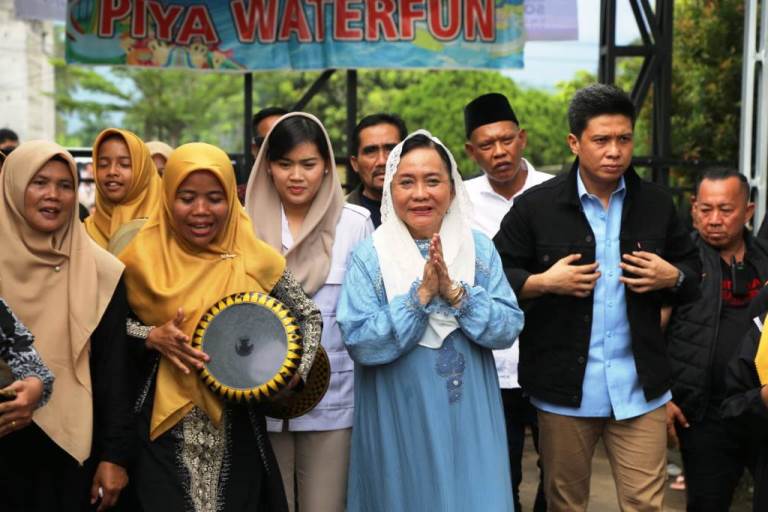 Calon Bupati Kabupaten Musi Banyuasin, Hj. Lucianty, mendatangi kediaman Tokoh Masyarakat Kecamatan Sungai Lilin, Paimin, hari Minggu Siang, tanggal 13 Oktober 2024. (BekisarMedia.id/Eka Sahputra)