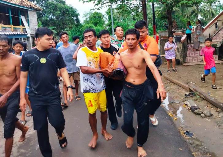 Tim dari Badan Penanggulangan Bencana Daerah (BPBD) Kabupaten Musi Banyuasin (Muba)  bertindak cepat dalam pencarian korban tenggelam di Sungai Musi, Jalan Laut Lk. 1 RT 16 RW 002 (Komplek DC), Kelurahan Serasan Jaya, Kecamatan Sekayu. (BekisarMedia.id/Eka Sahputra)
