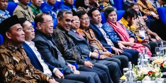 Ketua Dewan Perwakilan Daerah Republik Indonesia, Sultan B. Najamudin, menghadiri Sidang Promosi Doktor Bahlil Lahadalia oleh Sekolah Kajian Stratejik dan Global Universitas Indonesia di Depok, Jawa Barat, pada hari Rabu, tanggal 16 Oktober 2024. (foto : dok. pribadi Sultan B. Najamudin)