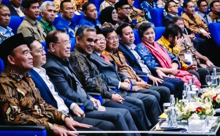 Ketua Dewan Perwakilan Daerah Republik Indonesia, Sultan B. Najamudin, menghadiri Sidang Promosi Doktor Bahlil Lahadalia oleh Sekolah Kajian Stratejik dan Global Universitas Indonesia di Depok, Jawa Barat, pada hari Rabu, tanggal 16 Oktober 2024. (foto : dok. pribadi Sultan B. Najamudin)