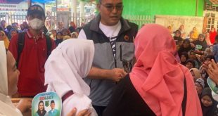 Ketua Dewan Pimpinan Cabang (DPC) Partai Demokrasi Indonesia (PDI) Perjuangan Kabupaten Musi Banyuasin (Muba), Beni Hernedi, menggelar pertemuan dengan warga Kecamatan Jirak Jaya, pada hari Jum'at, tanggal 18 Oktober 2024. (BekisarMedia.id/Eka Sahputra)