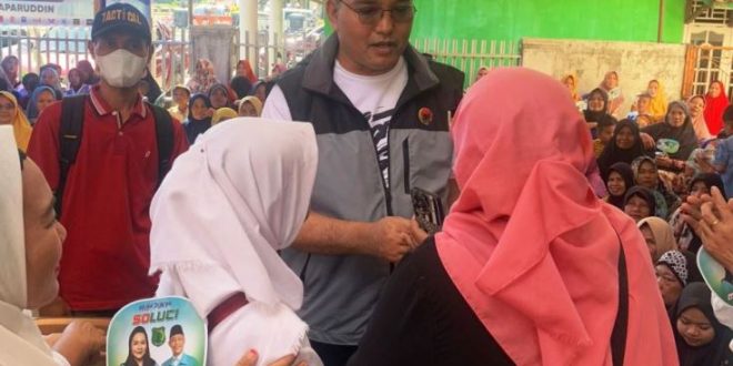 Ketua Dewan Pimpinan Cabang (DPC) Partai Demokrasi Indonesia (PDI) Perjuangan Kabupaten Musi Banyuasin (Muba), Beni Hernedi, menggelar pertemuan dengan warga Kecamatan Jirak Jaya, pada hari Jum'at, tanggal 18 Oktober 2024. (BekisarMedia.id/Eka Sahputra)